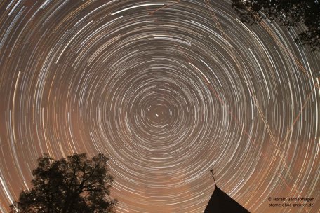 Alle Sterne kreisen um den Nordstern über der Kirche in Wollseifen im Nationalpark Eifel (Foto: Harald Bardenhagen)