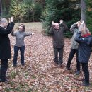 Almuth Oppermann, Mitarbeiterin des Gehörlosenheims Euskirchen (2.v.li.), zeigt den Waldführerinnen und Waldführern des Nationalparks die Gebärde für das Wort "Hirsch". Bild: M. Wetzel