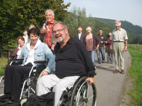 An der Seite von Johann Kreiter, Vorsitzender des NatKo e.V. (vorne rechts), konnten die Betreiber der zertifizierten Gastgeber des Nationalparks Eifel Erfahrungen im Rollstuhl und unter Simulationsbrillen sammeln.