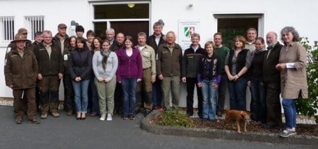 Andreas Wiebe (achter von rechts), neuer Leiter des Landesbetriebs, mit den MitarbeiterInnen des Nationalparkforstamtes Eifel vor dem Hauptgebaüde der Verwaltung in Schleiden-Gemünd.