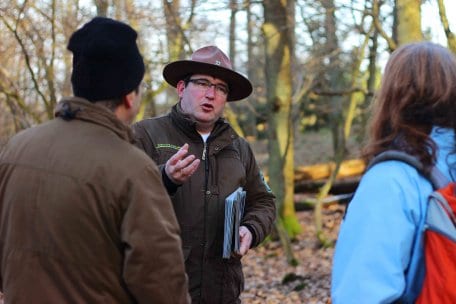 Anschaulich zu kommunizieren und verschiedene Sinne anzusprechen, ist im Umgang mit Menschen mit Demenz wichtig. Ranger und Waldführer des Nationalparks Eifel sind nun im Umgang mit Betroffenen geschult und gehen auf die speziellen Bedürfnisse ein