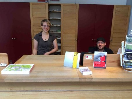 Auf jedem Beratungscounter der fünf Nationalpark-Tore befindet sich nun ein mobiles Ringschleifensystem.