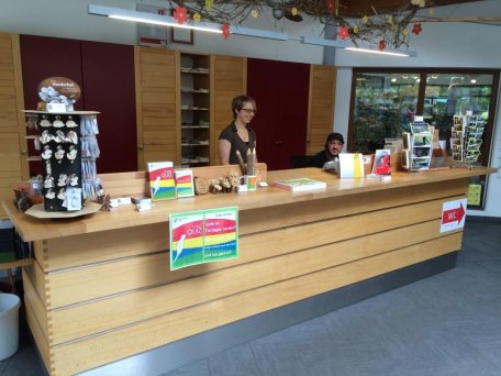 Auf jedem Beratungscounter der fünf Nationalpark-Tore befindet sich nun ein mobiles Ringschleifensystem.