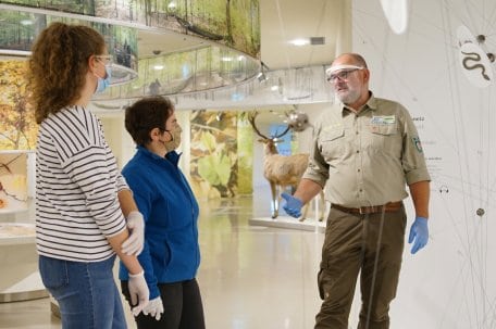 Ausgestattet mit einem Plastikvisier nimmt der Ranger Familien mit auf eine Entdeckungsreise durch die „Wildnis(t)räume“ - bis zu neun Personen aus maximal zwei Haushalten dürfen an den Führungen teilnehmen.