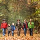 Bei Rangertouren bringen die Ranger der Nationalparkwacht mit dem markanten Hut ihren Gästen die Natur im Nationalpark Eifel näher. Der 31. Juli ist „Welt-Ranger-Tag“, an dem die Arbeit der Rangerinnen und Ranger weltweit in den Fokus der Öffentlichkeit r