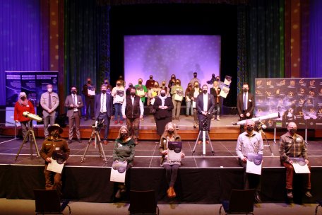 Bei einer Feierstunde auf Abstand endete der innovative Lehrgang des Projekts „Unterm Sternenzelt – Eifel bei Nacht“, das der Naturpark Nordeifel mit über 40 Partnern umsetzt. Mit 30 SternenGuides freut sich NRW-Umweltministerin Ursula Heinen-Esser (Bild