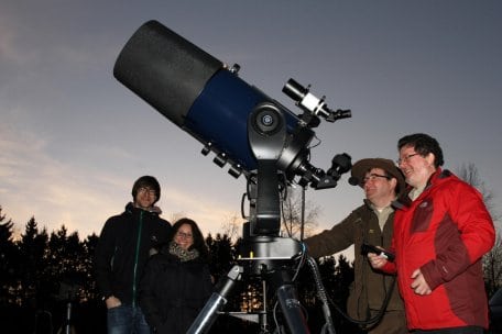 Bei regelmäßig stattfindenden Terminen bringt der Kölner Astronom Harald Bardenhagen seinen Gästen den Nachthimmel im Nationalpark Eifel näher.