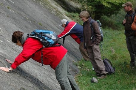 Bild 1: Beim Tag des Geotops wird die spannende Geschichte der Gesteine im Nationalpark Eifel erläutert.