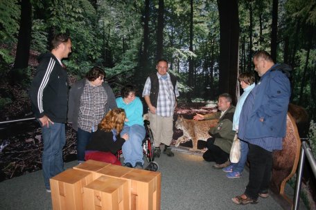 Bild 1: Die 2.000.000sten Besucher, eine Urlaubsgruppe der evangelischen Stiftung „Hephata“ aus Mönchengladbach, freuen sich über die überraschende Ehrung.