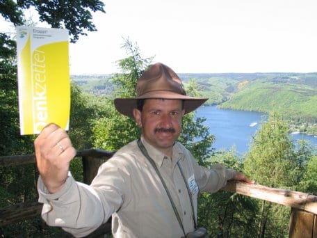 Bild 1: Die Gelbe Karte zeigt Nationalparkranger Ralf Hilgers nur, wenn sich Besucher des Nationalparks nicht wie Gäste verhalten. Foto: Nationalparkverwaltung