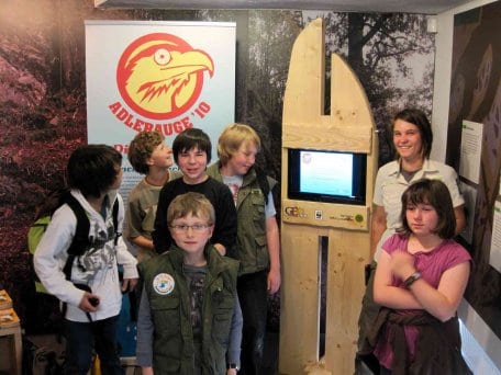 Bild 1: Die Junior Ranger des Nationalparks Eifel haben bereits die Fotoausstellung im Nationalpark-Tor Gemünd besucht.