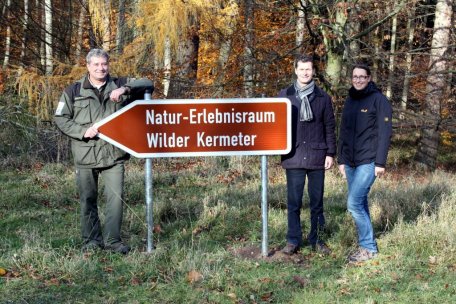 Bild 1: Die Projektverantwortlichen präsentieren die neue touristische Hinweisbeschilderung zum Barrierefreien Natur-Erlebnisraum Wilder Kermeter. Von links: Michael Lammertz, Jan Lembach und Nadine Rathofer.