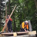 Bild 1: Die Ranger der Holzbauwerkstatt bauen den 200 Meter langen Holzsteg für den zukünftigen Naturerlebnispfad „Wilder Weg“ im barrierefreien Naturerlebnisraum Wilder Kermeter.