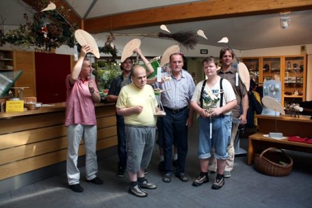 Bild 1: Die Schreiner des LVR-Gehörlosenheims Euskirchen stellen die neuen Merchandising-Produkte für die Nationalpark-Tore vor. Foto: Nationalparkverwaltung