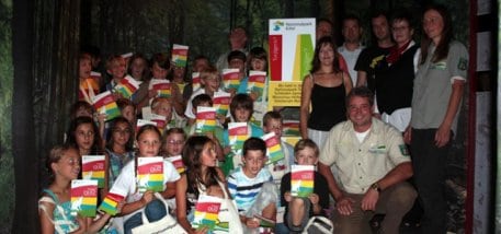 Bild 1: Die Viertklässler der Grundschule Heimbach mit ihrer Lehrerin, den Nationalpark-Tor-Betreibern und Mitarbeitern der Nationalparkverwaltung als erste Torjäger im Nationalpark-Tor in Heimbach. Foto: Nationalparkverwaltung