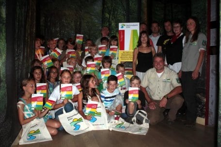 Bild 1: Die Viertklässler der Grundschule Heimbach mit ihrer Lehrerin, den Nationalpark-Tor-Betreibern und Mitarbeitern der Nationalparkverwaltung als erste Torjäger im Nationalpark-Tor in Heimbach. Foto: Nationalparkverwaltung