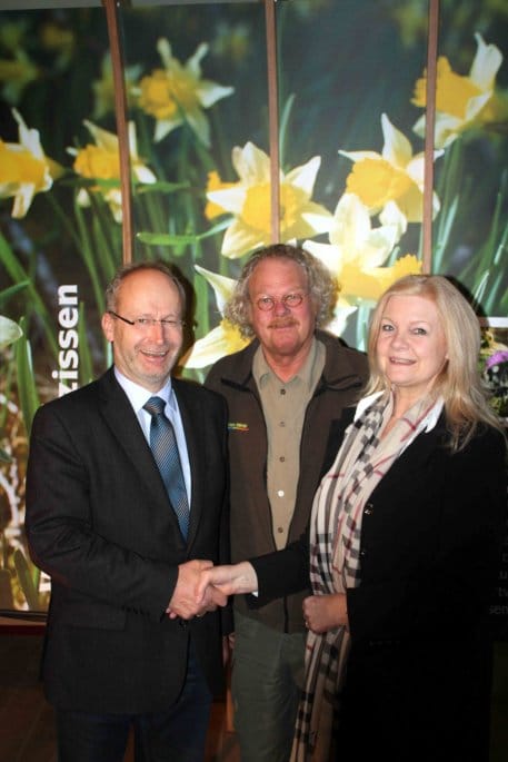 Bild 1: Dr. Hans-Peter Schick, Bürgermeister der Stadt Mechernich gibt den Vorsitz des Kommunalen Nationalparkausschusses ab an die Bürgermeisterin aus Monschau, Margareta Ritter.