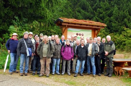 Bild 1: Dr. Michael Röös (rechts außen) von der Nationalparkverwaltung Eifel führte die Teilnehmer der Fachtagung zu Kleinschmetterlingen durch das Großschutzgebiet. Foto: Raimund Hinsberger