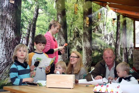 Bild 1: Für große und kleine Kinder gibt es seit gestern im neu gestalteten Kinderraum im Nationalpark-Tor in Gemünd allerlei Spannendes zu erkunden. (Foto: Nationalparkverwaltung Eifel/ A. Simantke)