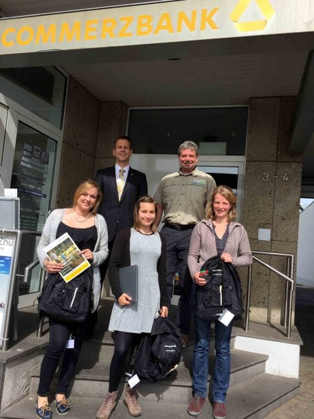 Bild 1: Gemeinsamer Austausch und Übergabe des Starter-Rucksacks für ein erfolgreiches Meistern des Umweltpraktikums. Foto: Commerzbank