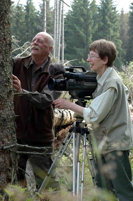 Bild 1: Mit viel Geduld, Konzentration und Begeisterung haben Magda und Bernd Stephany einen Film über Borkenkäfer im Nationalpark Eifel gedreht und der Nationalparkverwaltung zur Verfügung gestellt. Foto: Nationalparkverwaltung