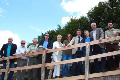 Bild 1: NRW-Wirtschaftsminister Garrelt Duin und seine Delegation genoss den Aussichtspunkt am Kletterpfad im interaktiven Erlebnispfad für Alle „Wilder Weg“ im Nationalpark Eifel. (Foto: Nationalparkverwaltung Eifel/A.Simantke)