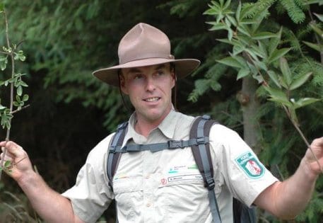 Bild 1: Nationalpark-Ranger Bernd Wiesen ermöglicht den Teilnehmern bei gebärdensprachlich begleiteten Rangerführungen Naturerleben mit den Sinnen. Foto: A. Simantke