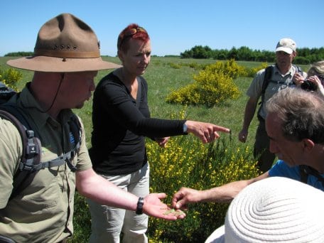 Bild 1: Ranger Sascha Wilden und die Gebärdensprach-Dolmetscherin Claudia Dubbelfeld bringen einer großen Gruppe gehörloser und hörender Wanderfreunde den Nationalpark näher. Foto: Nationalparkverwaltung