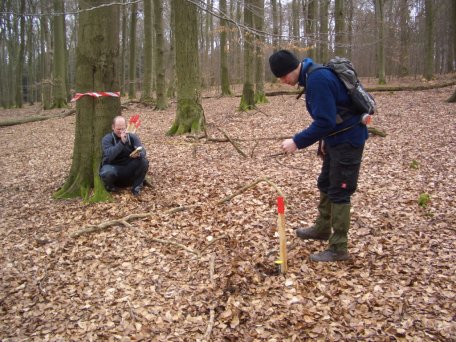Bild 1: Ranger der Nationalparkverwaltung, hier Christian Gehlen und Samuel Mücher, bringen an 1.700 Untersuchungspunkten Vermarkungsrohre an. Foto: H.-J. Spors