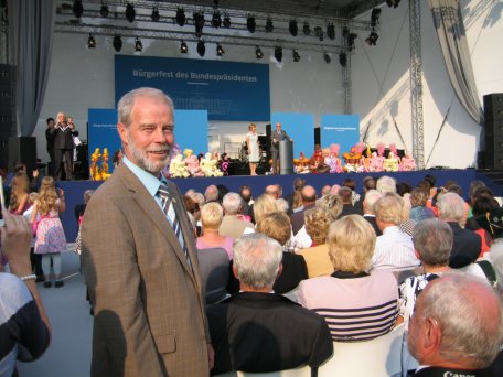 Bild 1: Stellvertretend für die Ehrenamtler im Nationalpark wurde Nationalpark-Waldführer Heinz Erler im Rahmen des Bürgerfestes des Bundespräsidenten im Schloss Bellevue für sein ehrenamtliches Engagement geehrt. Foto: A. ErlerFoto: