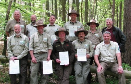 Bild 1: Teilnehmer und Verantwortliche freuen sich über den erfolgreichen Abschluss des ParcInterp-Kurses „Natur- und Kulturinterpretation&quot;. Foto: Nationalparkverwaltung