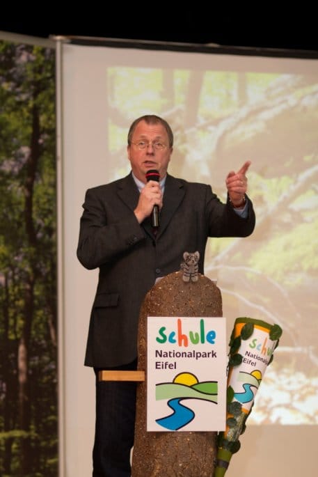 Bild 1: Udo Paschedag, Staatssekretär im NRW-Umweltministerium, überreichte am 9. Dezember 2011 das offizielle Zertifikat „Nationalpark-Schule Eifel&quot;. Foto: Nationalparkverwaltung