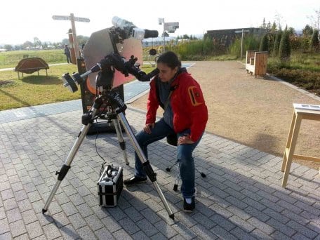 Bild 1: Über den Stand des Nationalparks Eifel mit „Sterne ohne Grenzen“ bietet sich für Besucher die Möglichkeit, außerhalb der Messehallen im Sommergarten durch ein Tandem-Sonnenteleskop die Sonne gefahrenlos zu beobachten. (Foto: H. Bardenhagen)