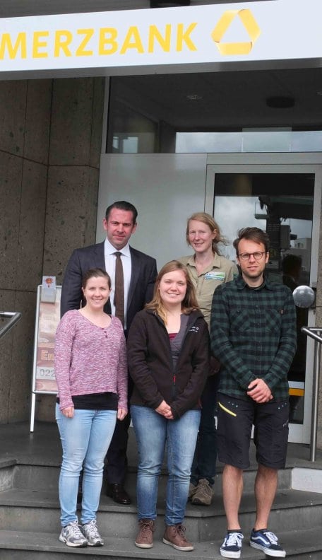 Bild 1: Übergabe des Starter-Rucksacks für ein erfolgreiches Meistern des Umweltpraktikums