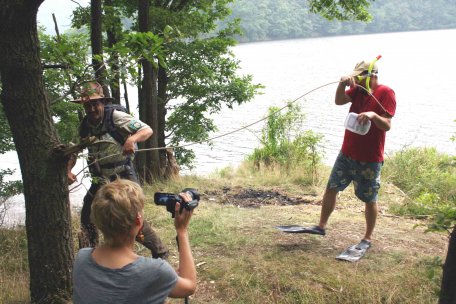 Bild 1: Umwelt-Praktikantin Annika Dannenberg 2014 beim Dreh eines Video-Clips zu den Regeln für das Geo-Caching im Nationalpark Eifel.
