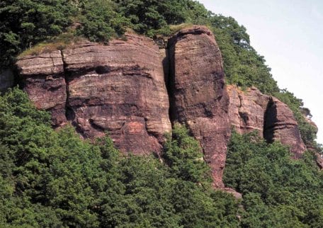 Bild 1: Zum Tag des Geotops führen Mitarbeiter des Geologischen Dienstes NRW und der Nationalparkverwaltung Eifel dieses Jahr zu den roten Buntsandsteinfelsen in Nideggen.