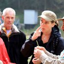 Bild 2: Bei den Rangertouren, die auch für gehörlose Besucher sind, ist immer ein Dolmetscher für Gebärdensprache mit dabei. (Foto: Nationalparkverwaltung Eifel/S. Wilden)