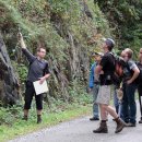 Bild 2: Bei der Entdeckungstour mit einem Geologen des Geologischen Dienstes NRW und einem Ranger der Nationalparkverwaltung Eifel erfahren Teilnehmer die spannende Geschichte der Gesteine. Foto: Geologischer Dienst NRW