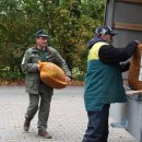 Bild 2: Bereit zum Abtransport: Nationalpark-Bezirksleiter Bernd Dickmann (links) und Bogdan Kroll vom Kieler Unternehmen für Saatguternte Stölting laden die letzten Säcke mit Saatgut auf.