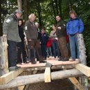 Bild 2: Besichtigung vor Ort: Die ersten Meter des insgesamt 200 Meter langen Holzsteges für den barrierefreien Naturerlebnispfad „Wilder Weg“ sind gelegt.