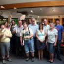 Bild 2: Das LVR-Gehörlosenheim Euskirchen, Nationalpark-Tor-Betreiber und Nationalparkverwaltung stellen die neuen Merchandising-Produkte für die Nationalpark-Tore vor. Foto: Nationalparkverwaltung