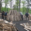 Bild 2: Der Aufbau des historischen Holzkohlenmeilers dauert fünf Tage bevor er am 26. Mai angezündet werden kann. Foto: M. Höller
