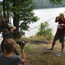 Bild 2: Die Biologin Annika Dannenberg beim Dreh des Lehrvideos „Geocaching im Nationalpark Eifel“. (Foto: Nationalparkverwaltung Eifel/Sascha Wilden)