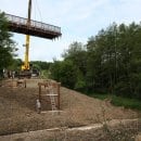 Bild 2: Die Brücke kommt. Heute Vormittag begannen auf der Dreiborner Hochfläche die Aufbauarbeiten der neuen Brücke über den Helingsbach. Foto: Nationalparkverwaltung