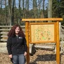 Bild 2: Die Studentin Kerstin Trappmann nutzte das Commerzbank-Umweltpraktikum in der Wildniswerkstatt Düttling, um praktische Erfahrungen in der Umweltbildung zu sammeln. (Foto: Nationalparkverwaltung Eife/ N. Lohr)