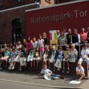Bild 2: Die Viertklässler der Grundschule Heimbach als erste Torjäger im Nationalpark-Tor in Heimbach. Fot