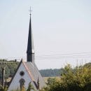 Bild 2: Dieses Bild gehört schon bald der Vergangenheit an: Die Freileitung entlang des Klosters Mariawald wird derzeit abgebaut. (Foto: Michael Thalken/Eifeler Presse Agentur/epa)