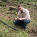 Bild 2: Dr. Lothar Krieglsteiner, einer der Referenten der Vortragsveranstaltung im Rahmen der 10-Jahresfeier, auf Pilzsuche im Nationalpark Eifel. (Foto: Dr. A. Pardey)