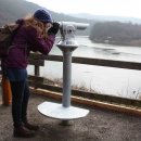 Bild 2: Eines der zahlreichen Naturerlebnisangebote, die in den vergangenen Jahren im Nationalpark Eifel entstanden sind: Die Bird-Watching Station am Urftsee.