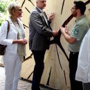 Bild 2: Interessiert lauscht der Minister den Erläuterungen zu den Stationen im barrierefreien Erlebnispfad „Wilder Weg“ – hier an der Baumscheibe eines begehbaren Baumriesen.